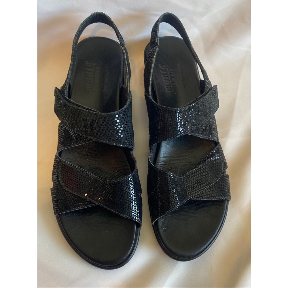 Munro American Walking Wedge Sandals Black Embossed Leather Size 9.5 N
